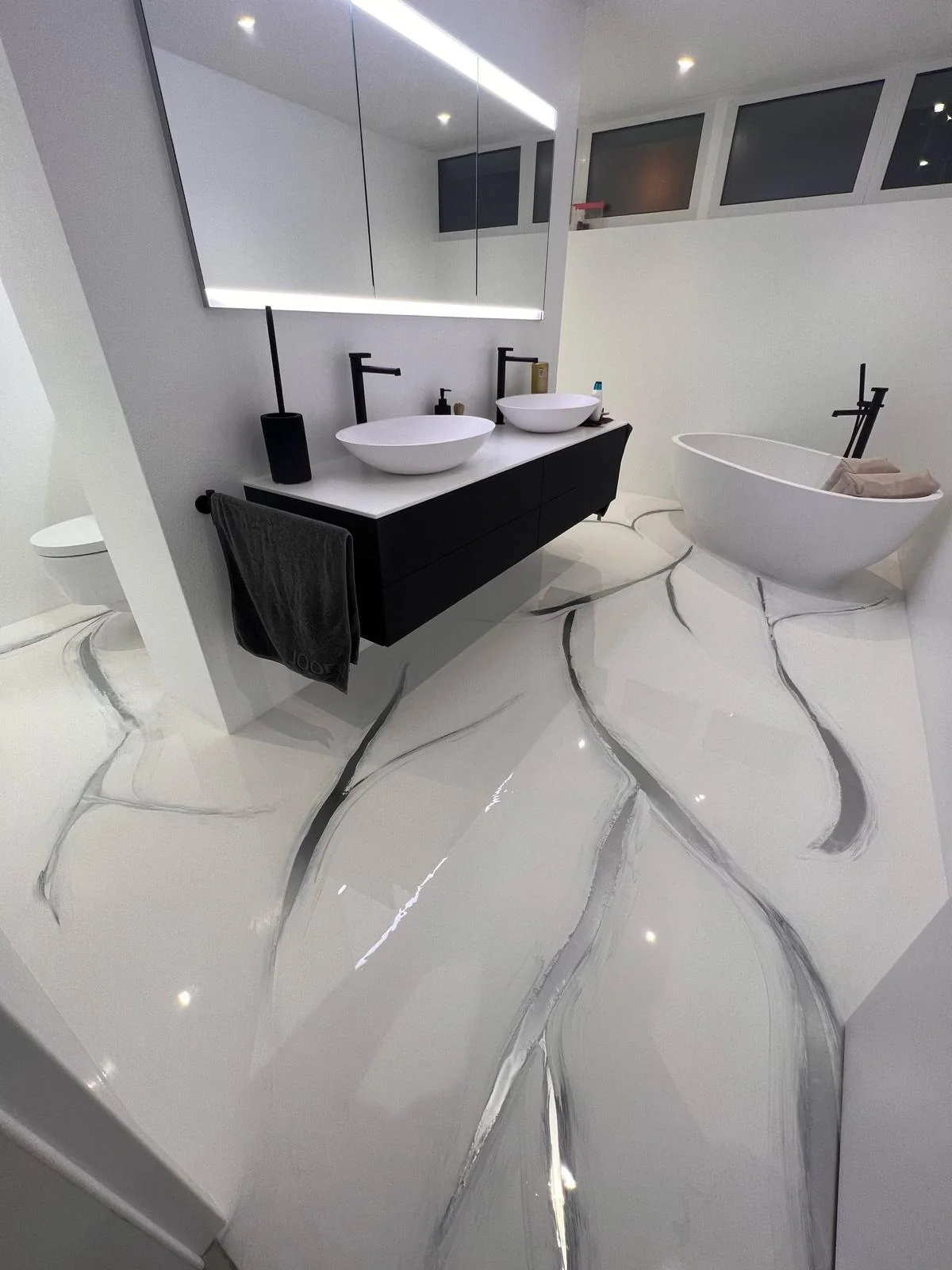 Badezimmer mit fugenlosem Epoxyboden