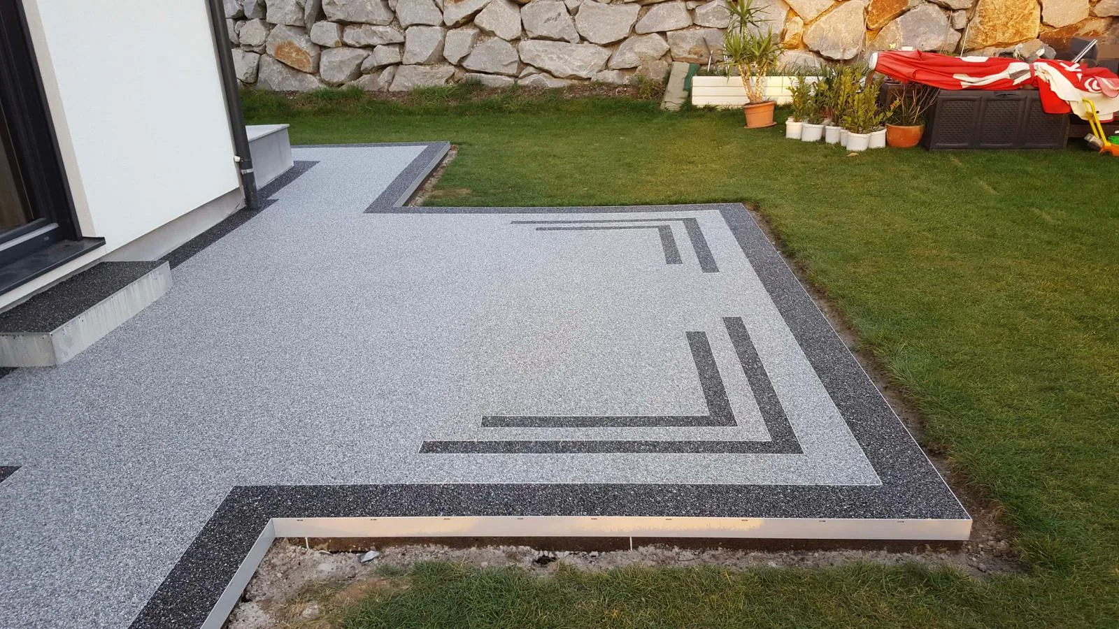 Vorplatz mit Steinteppich und natürlicher Steinoptik