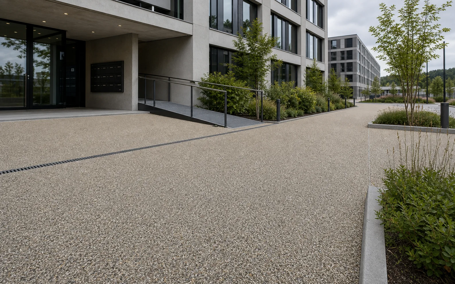 Aussenanlage mit mineralischem Steinteppich