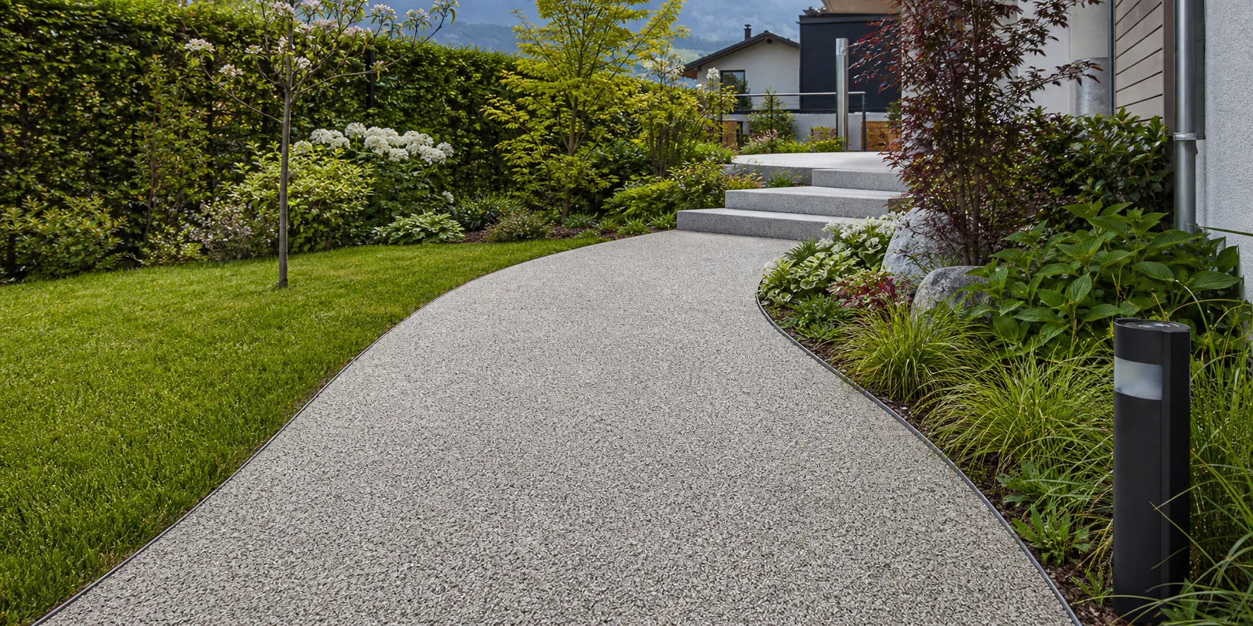 Gartenweg im Aussenbereich mit hellem Steinteppich