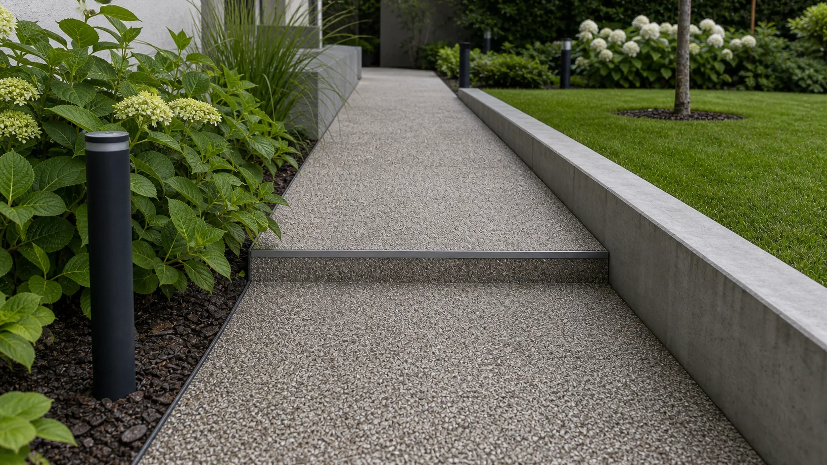 Schmaler Gartenweg mit mineralischer Oberfläche und Randabschluss