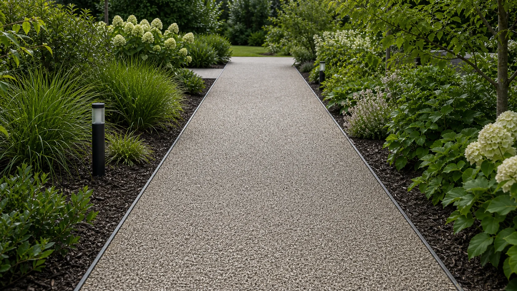 Gerader Gartenweg mit hellem Steinteppich