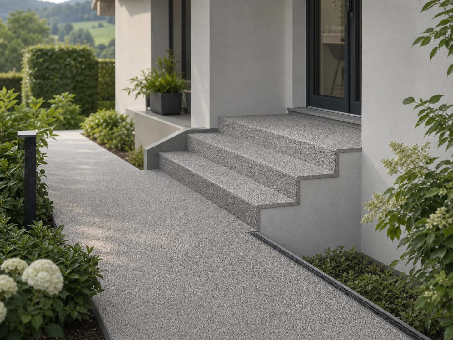 Eingangsweg und Treppe mit hellem Steinteppich