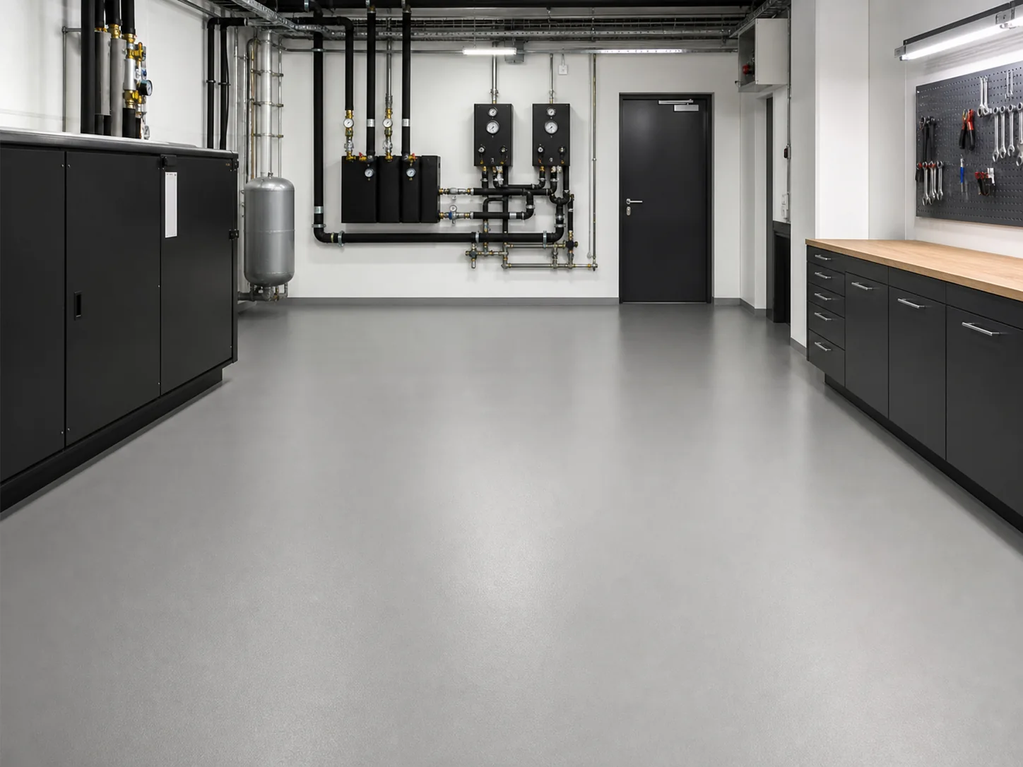 Werkstatt und Technikraum mit Epoxy-Boden