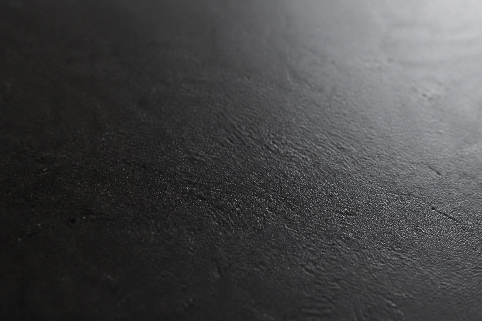 Detailaufnahme einer dunklen Epoxy-Oberfläche