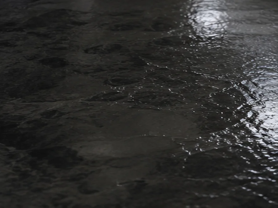 Detail einer dunklen Epoxy-Oberfläche