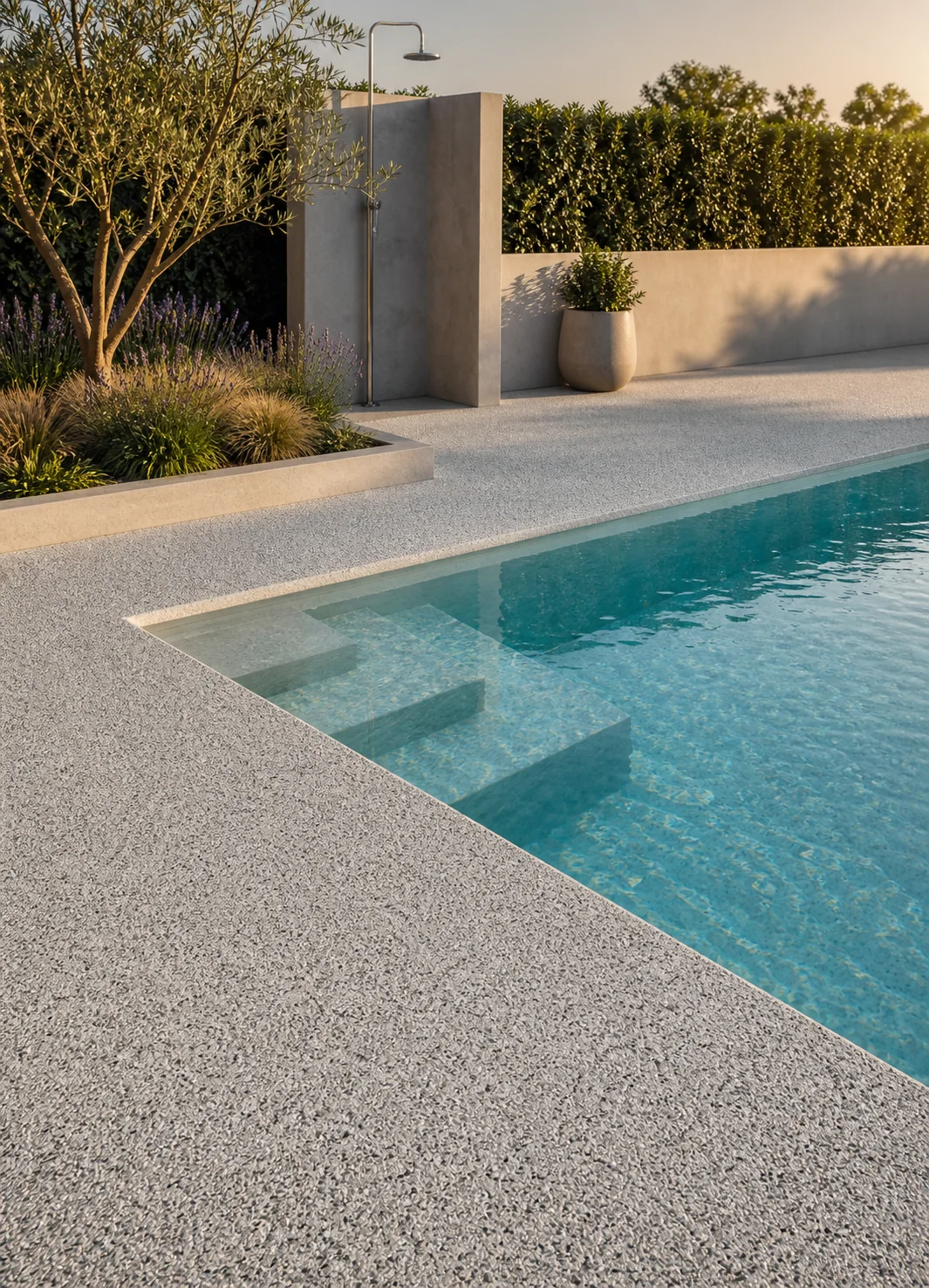 Poolterrasse mit hellem Steinteppich im Aussenbereich