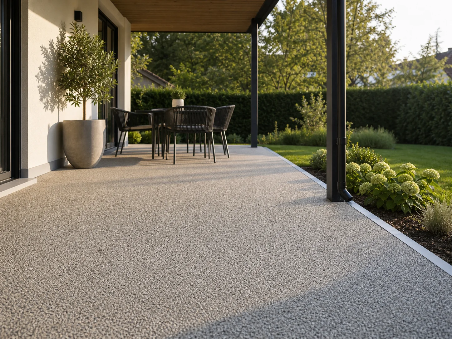 Überdachte Terrasse in der Nordwestschweiz mit mineralischem Steinteppich