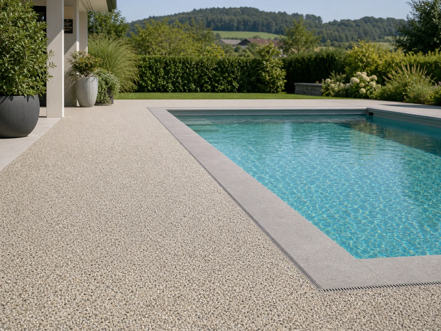 Poolrand in der Nordwestschweiz mit hellem Steinteppich