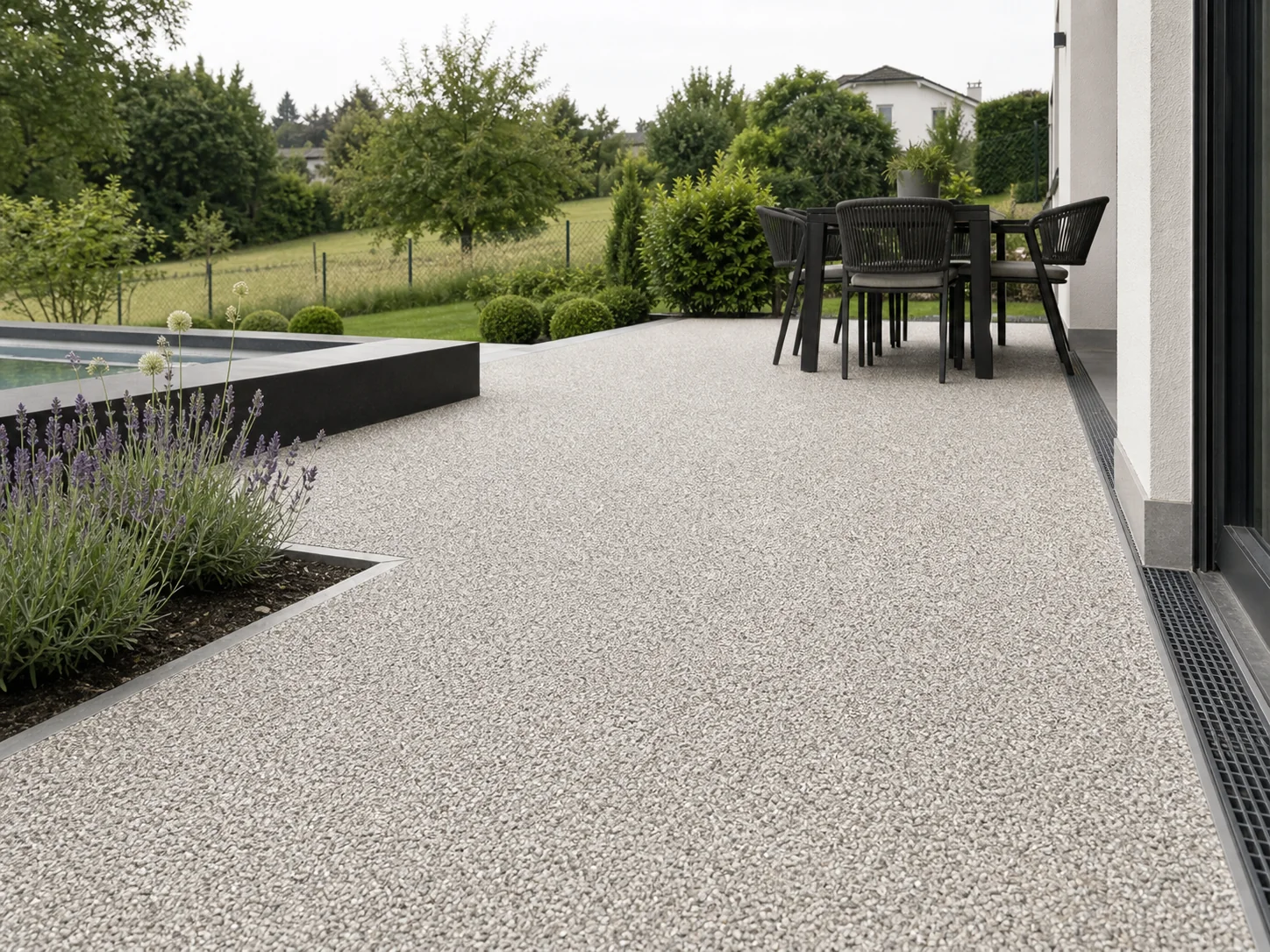 Poolterrasse mit sauber geplanten Anschlüssen